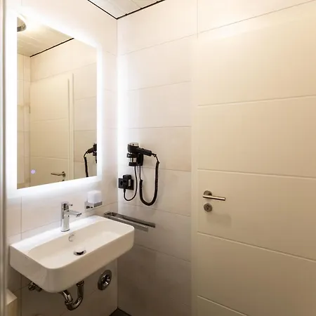 Apartamento Am Rande Der In Gartenlage, Highspeed Wlan, Komfortabel