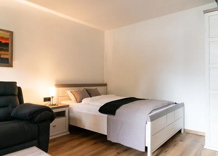 公寓 Am Rande Der In Gartenlage, Highspeed Wlan, Komfortabel